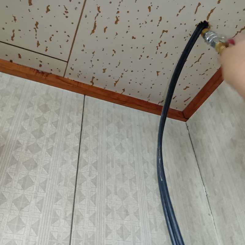 天井に穴を開けてシロアリ駆除剤を注入