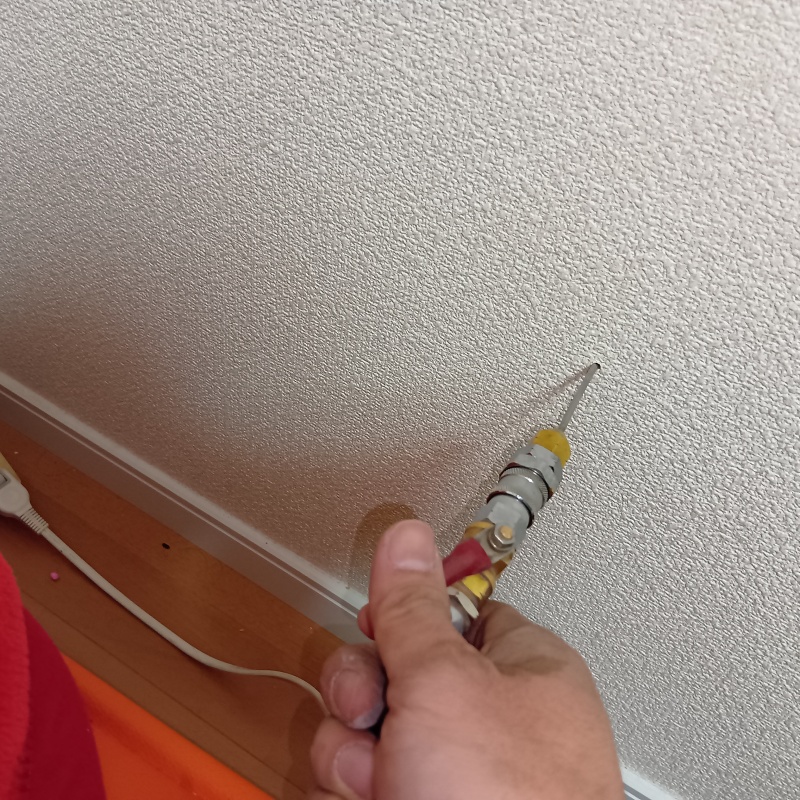 壁に穴を開けてシロアリ駆除剤を注入