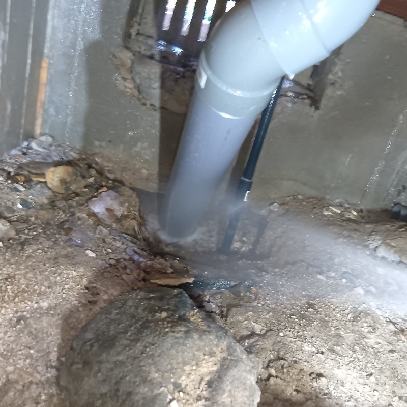 配管まわりの土壌にシロアリ駆除剤を散布