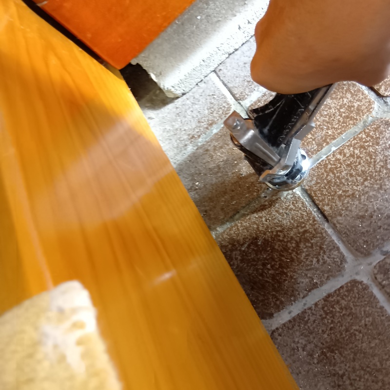 玄関床にシロアリ駆除剤を注入