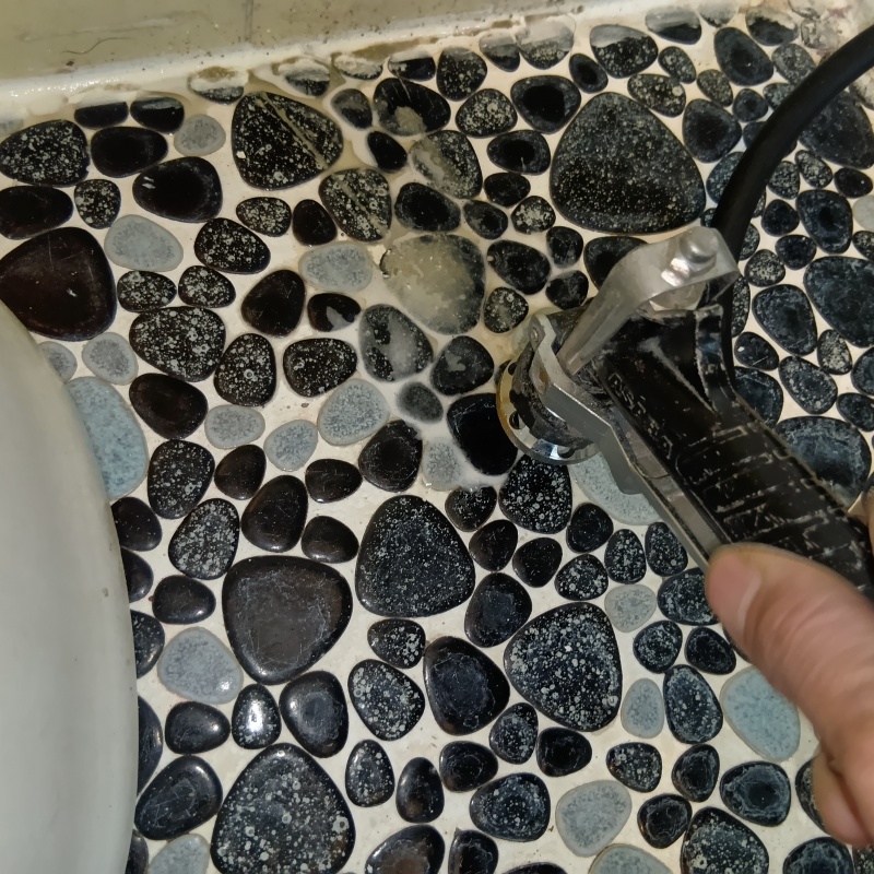 浴室床にシロアリ駆除剤を注入