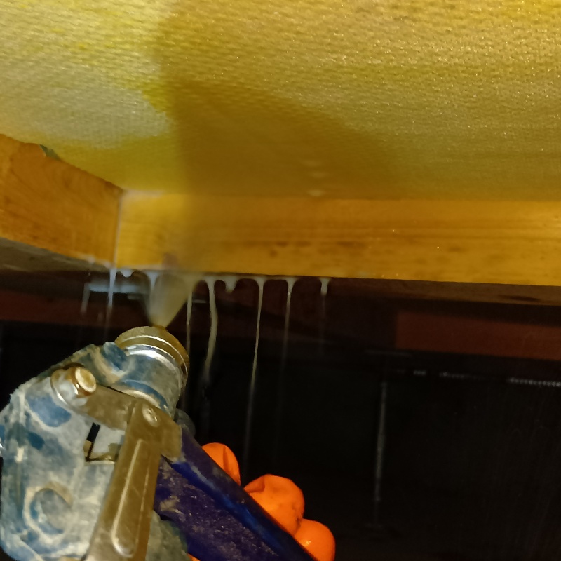 床下木材にシロアリ駆除剤をまんべんなく散布