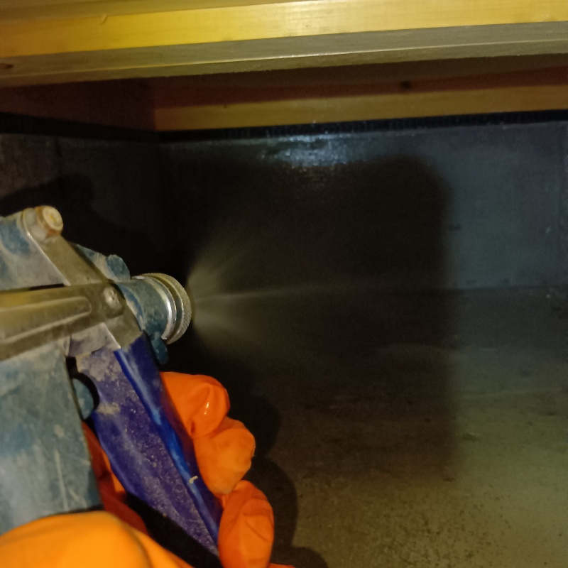 ベタ基礎の床下にシロアリ駆除剤を散布