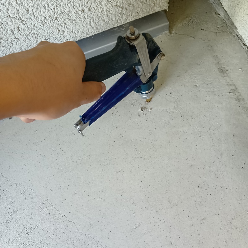 玄関床に穴を開けてシロアリ駆除剤を注入