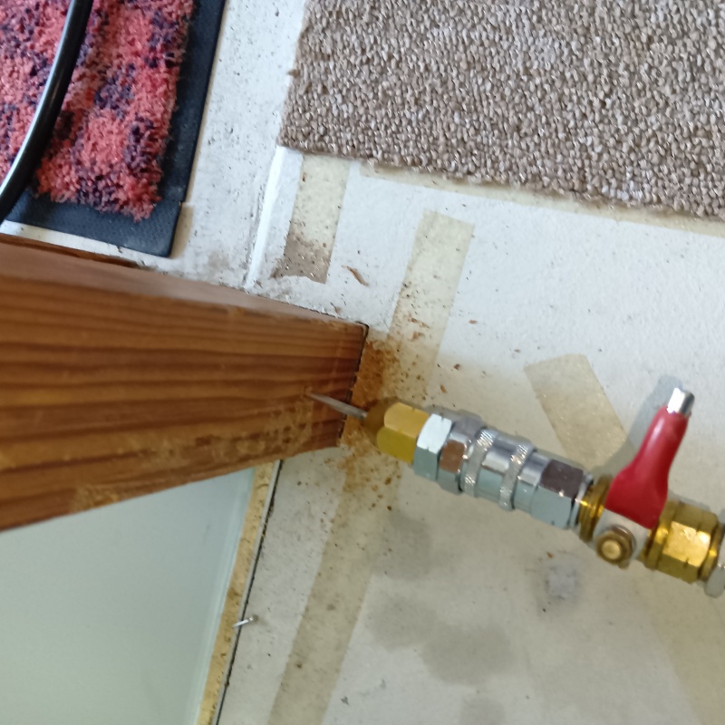 食害を受けた木材にシロアリ駆除剤を注入