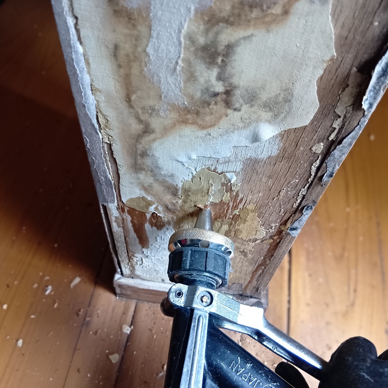 腐食した柱にシロアリ駆除剤を注入