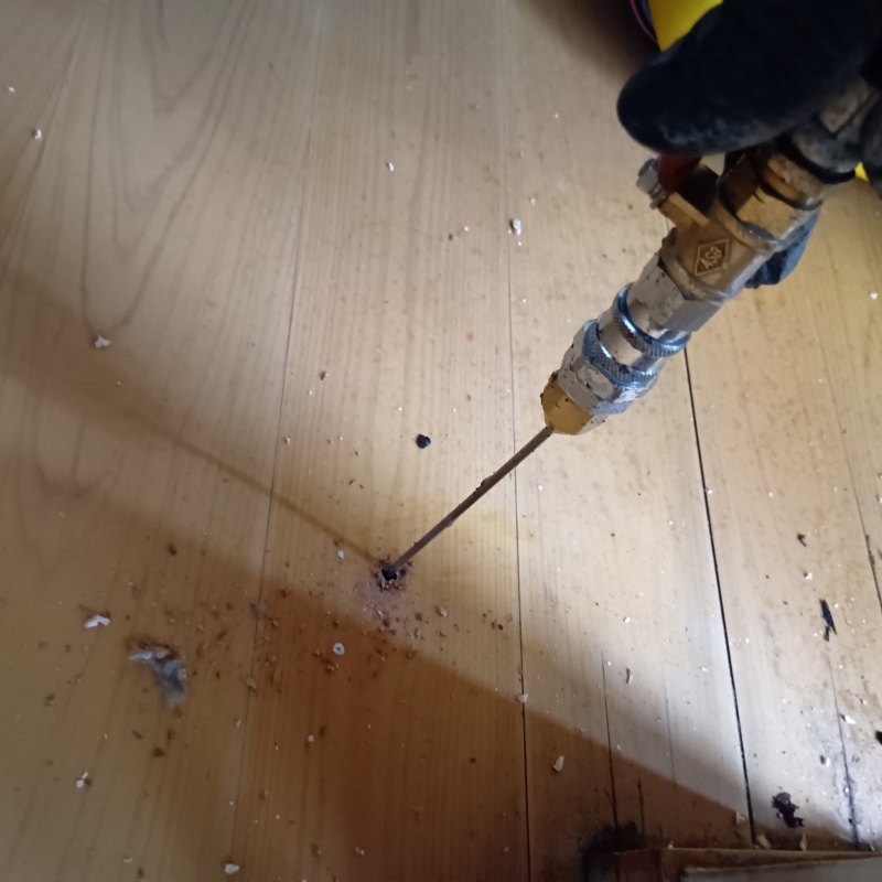 床にシロアリ駆除剤を注入