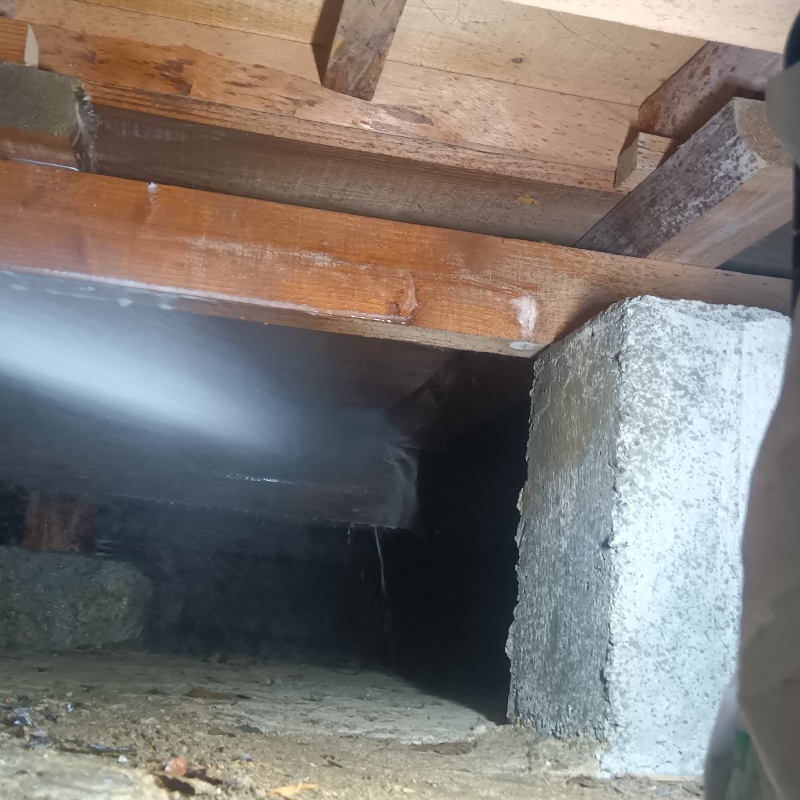 床下木材にシロアリ駆除剤を散布