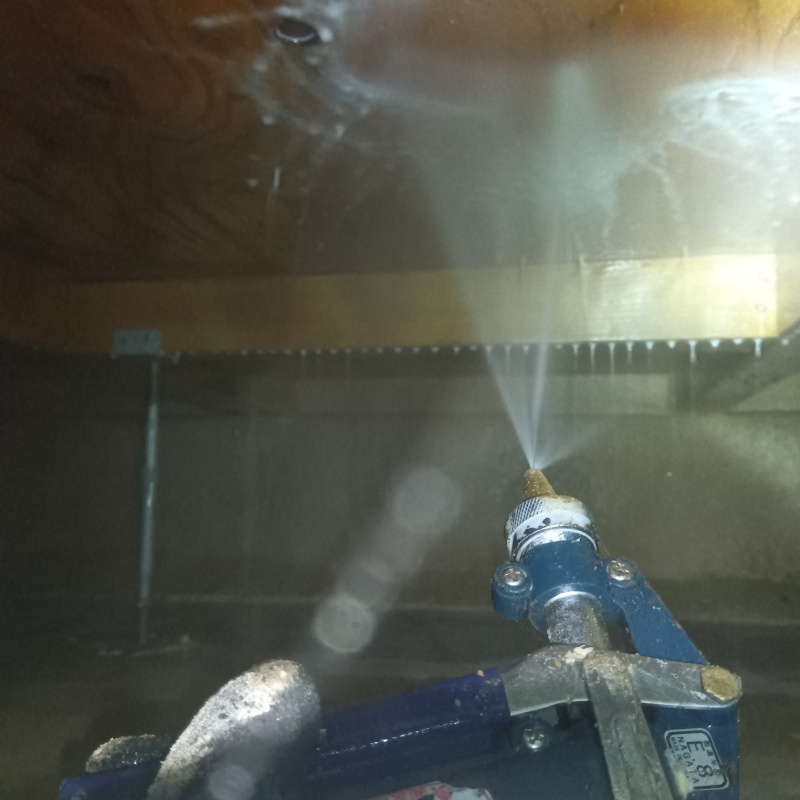 床下上部の木材に防蟻剤を散布する様子