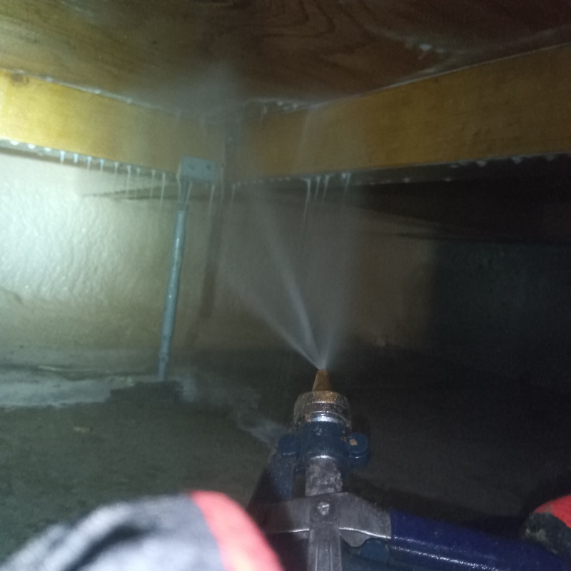 床束と木材が接する部分に防蟻剤を散布