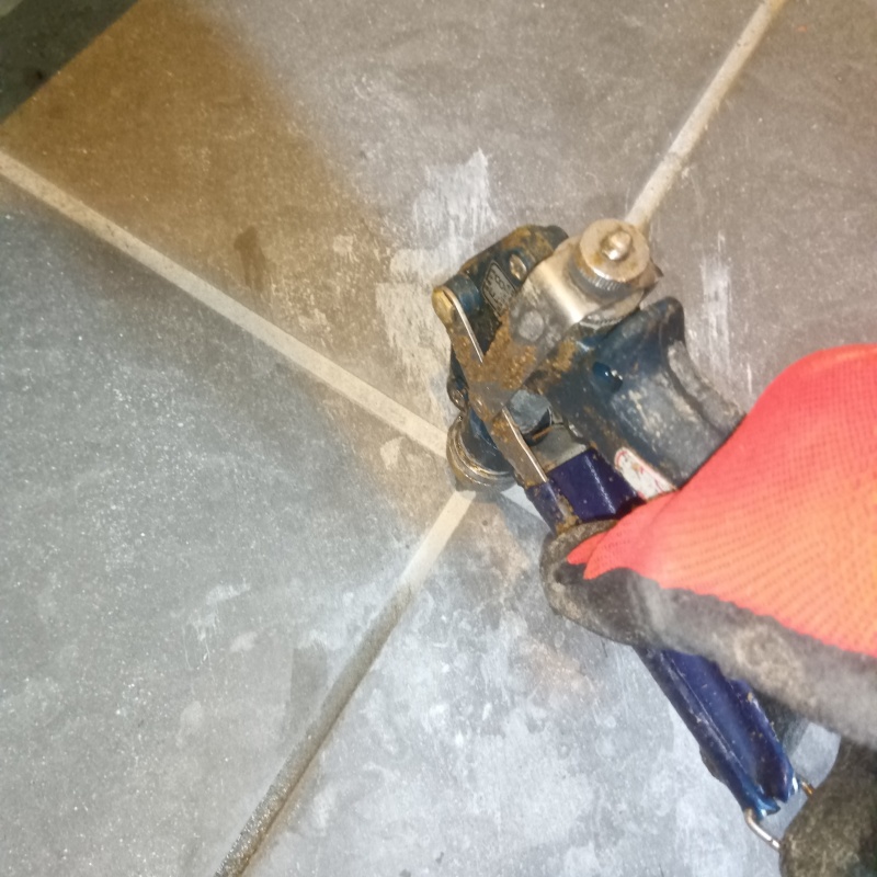 玄関床のタイルの目地から防蟻剤を注入