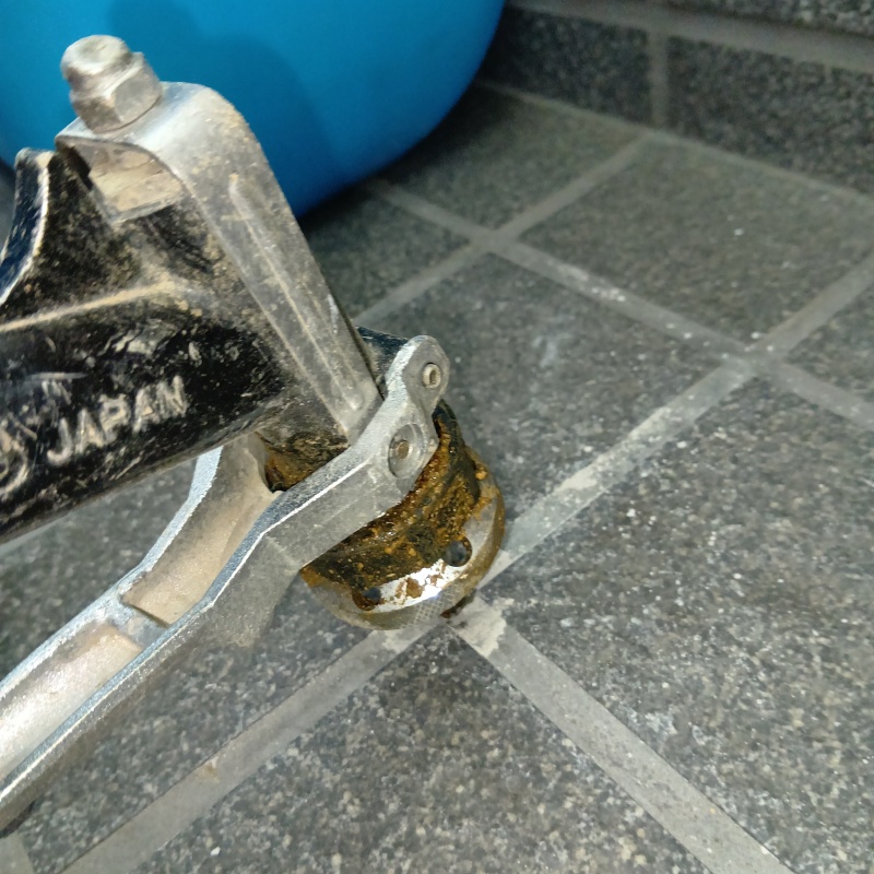 玄関床のタイルの目地に穴を開けてシロアリ駆除剤を注入