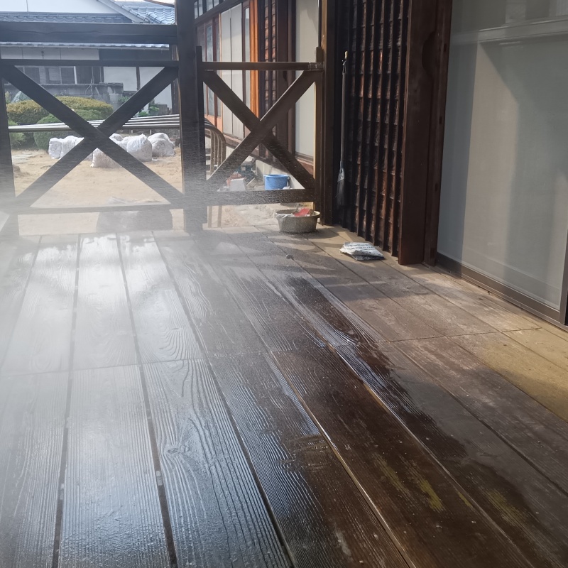 ウッドデッキにシロアリ駆除剤を散布