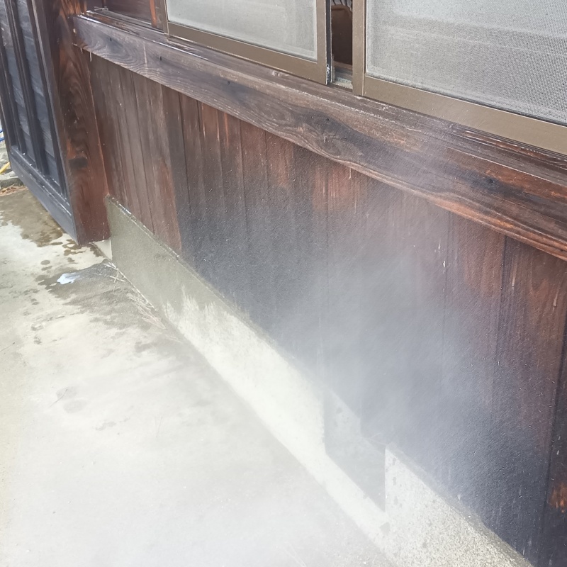 建物外周の土壌にシロアリ駆除剤を散布