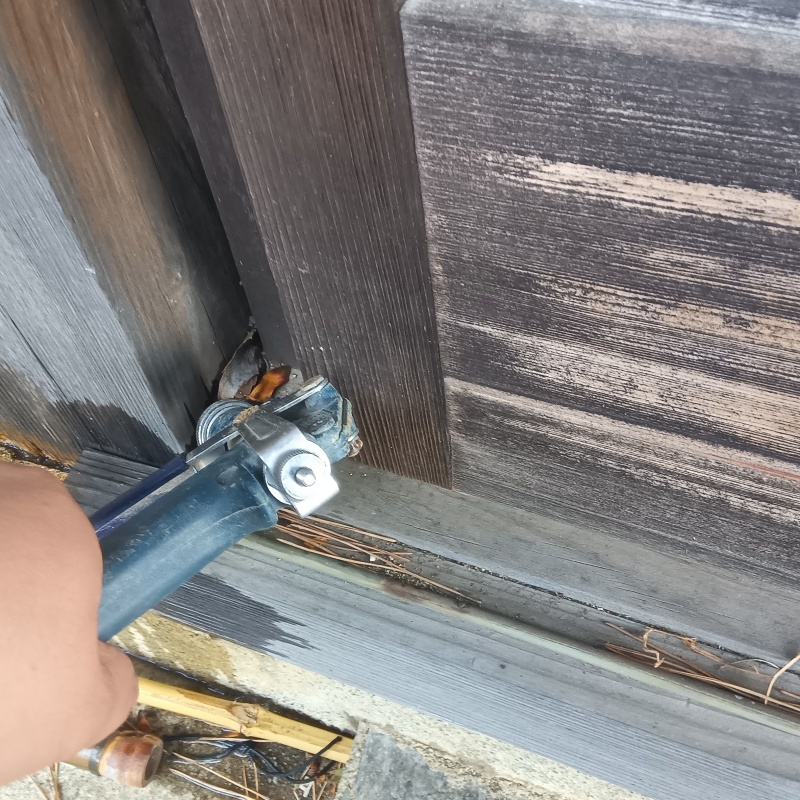 傷んだ木材に穴を開けて直接シロアリ駆除剤を注入