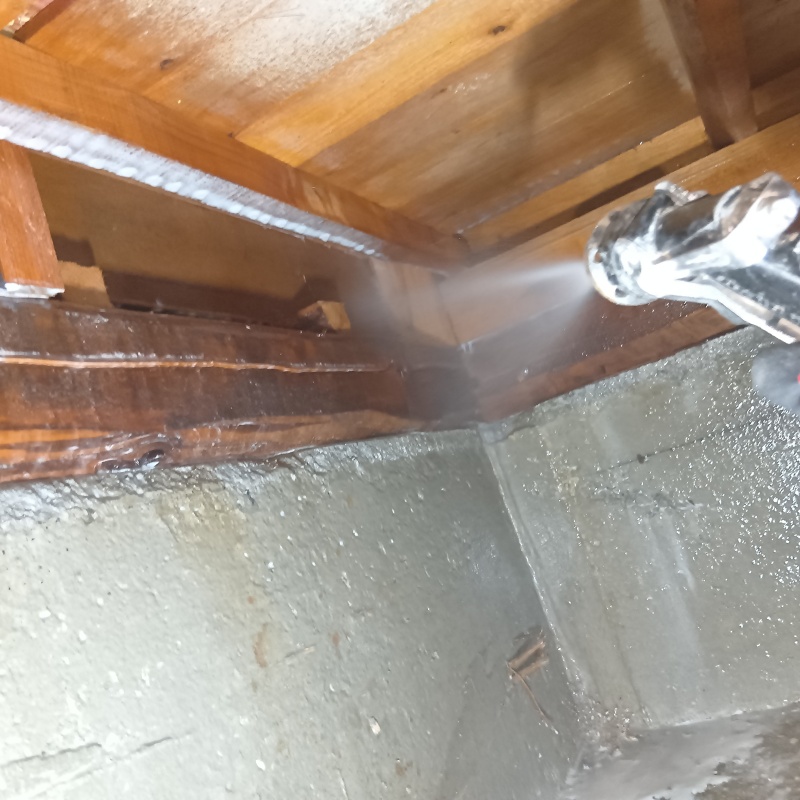 木材と木材が接する部分にシロアリ駆除剤を散布