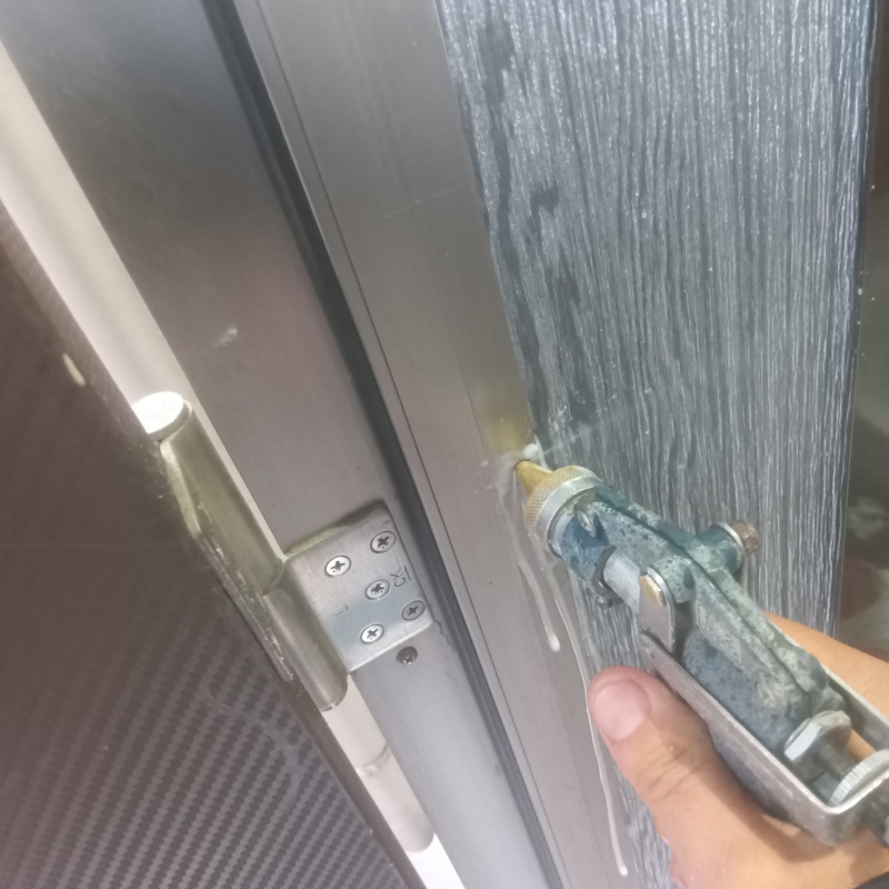 柱にシロアリ駆除剤を注入