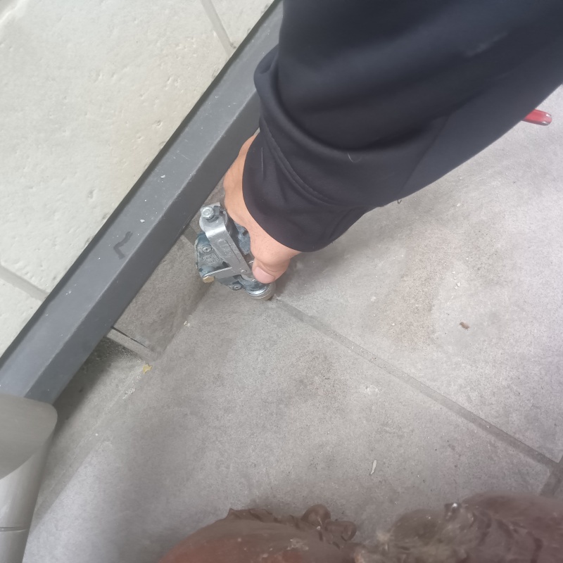 地面にシロアリ駆除剤を注入