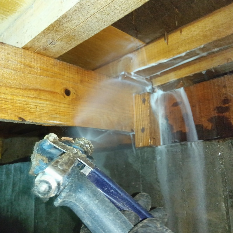 木材と木材のすき間にシロアリ駆除剤を散布