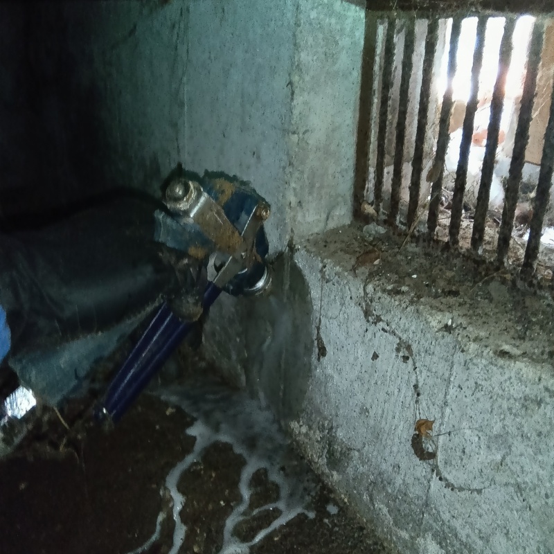 基礎にシロアリ駆除剤を散布