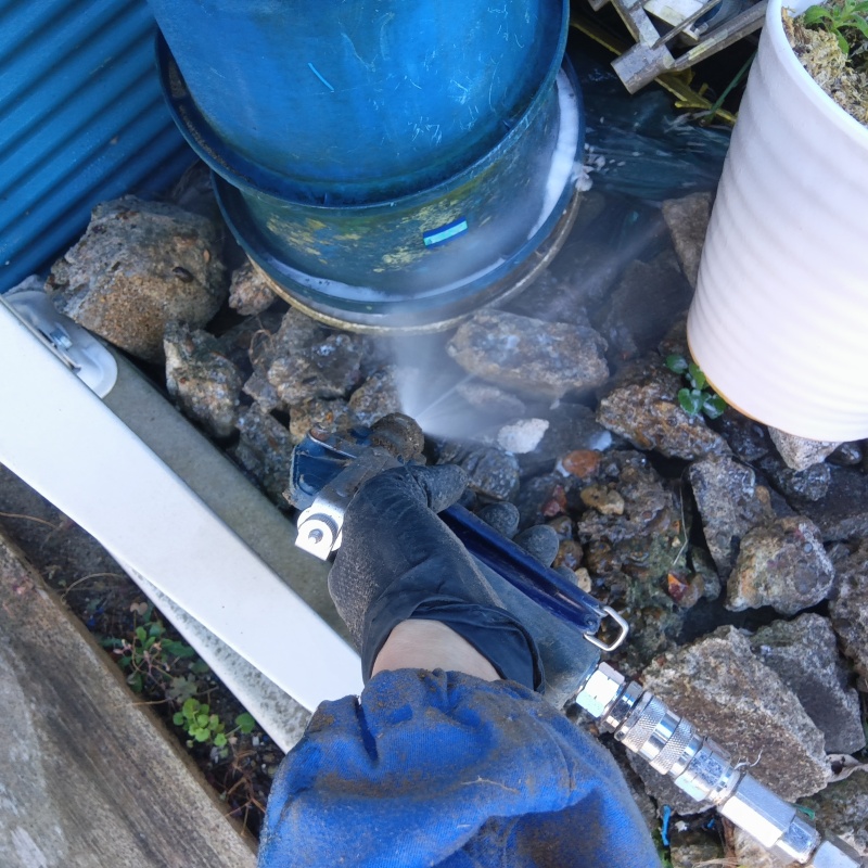 建物外周の土壌にシロアリ駆除剤を散布