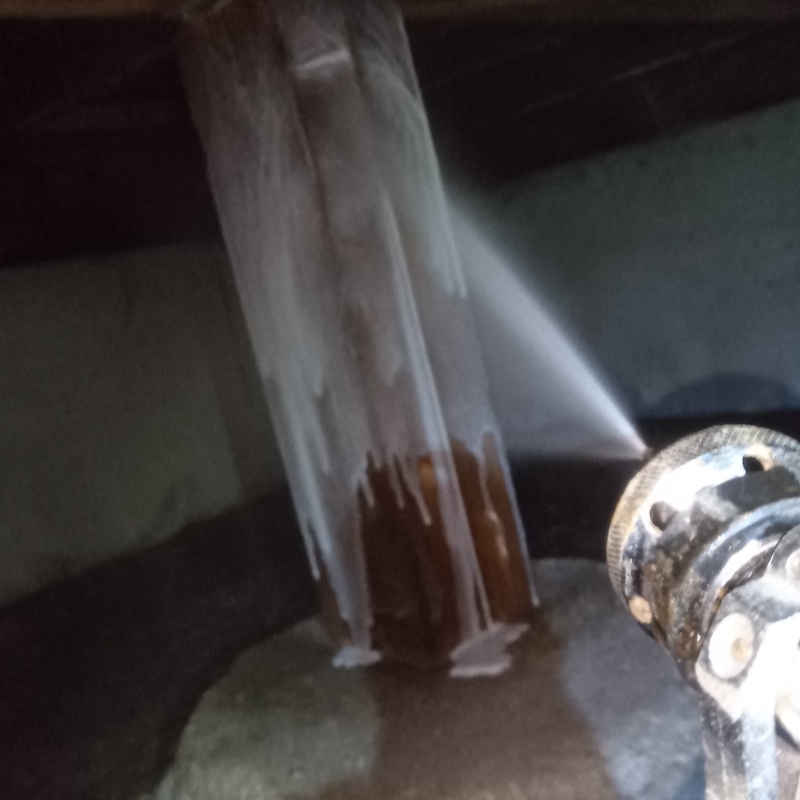 床束にシロアリ駆除剤を散布する様子