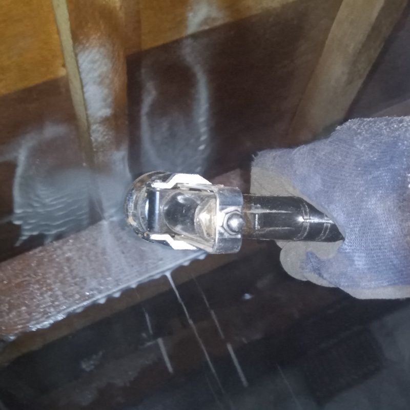 床下全体の木材にシロアリ駆除剤を散布