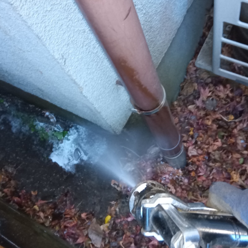 建物外周の土壌にシロアリ駆除剤を散布