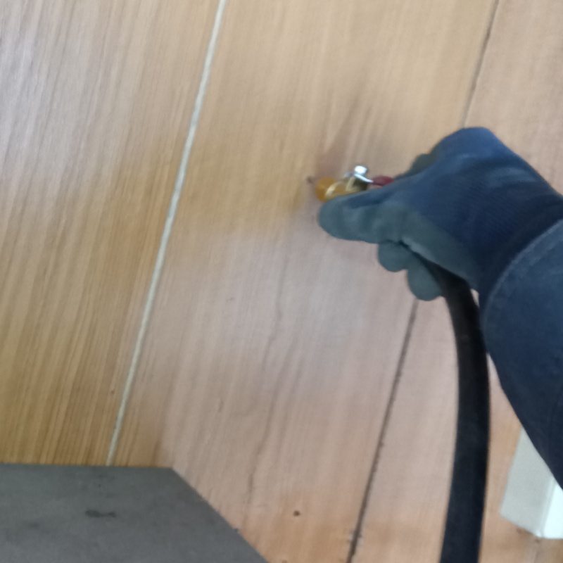 壁内にシロアリ駆除剤を注入している様子