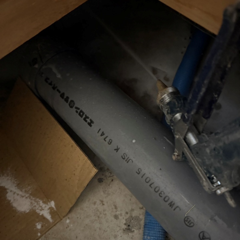 ベタ基礎の床下に防蟻剤を散布