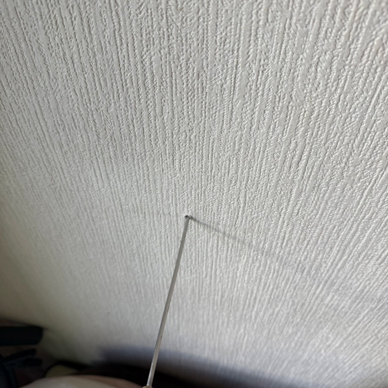 壁内に防蟻剤を注入している様子