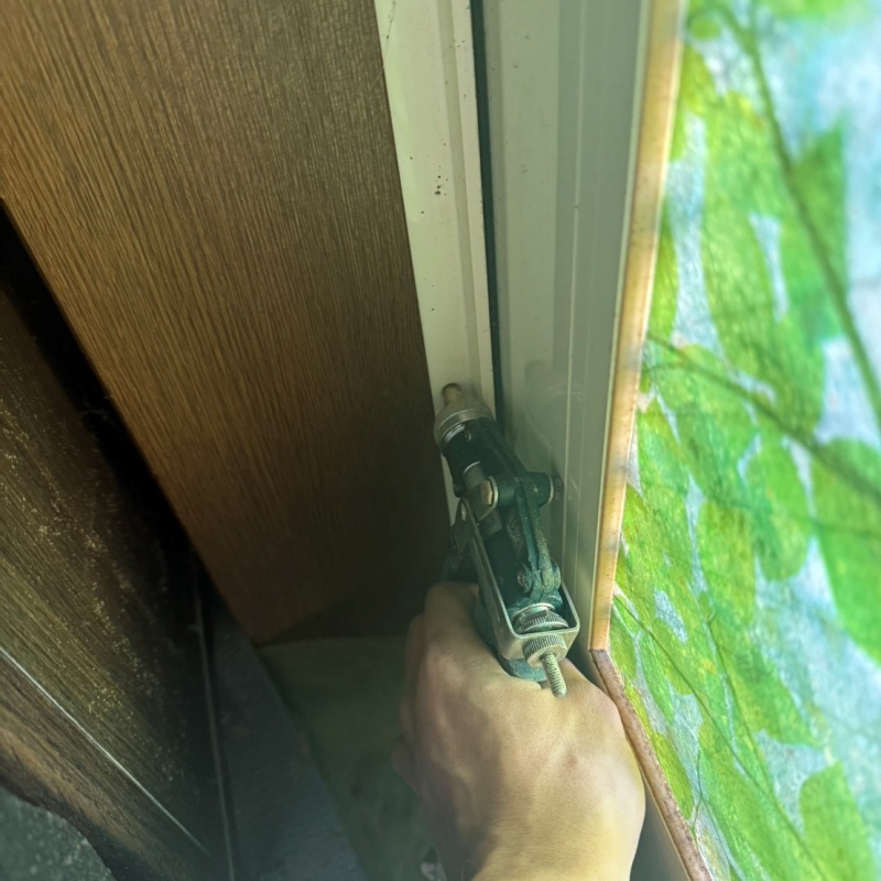 窓のサッシに防蟻剤を注入