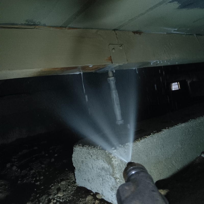 床下木材に防蟻剤を散布