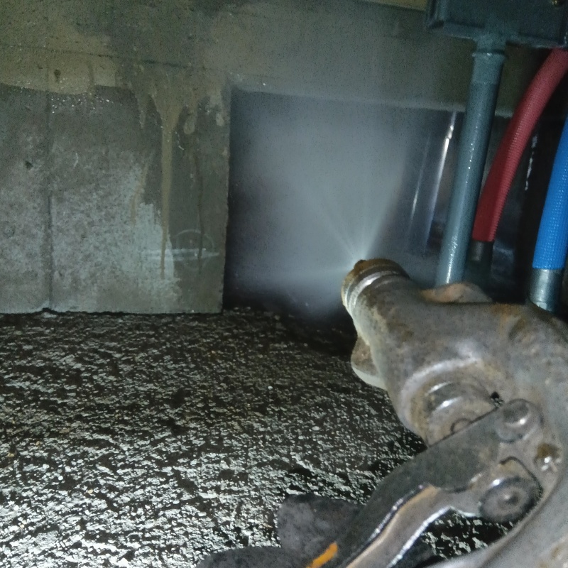 床下基礎のコンクリートに防蟻剤を散布