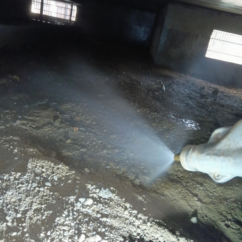 床下の土壌に防蟻剤を散布する様子