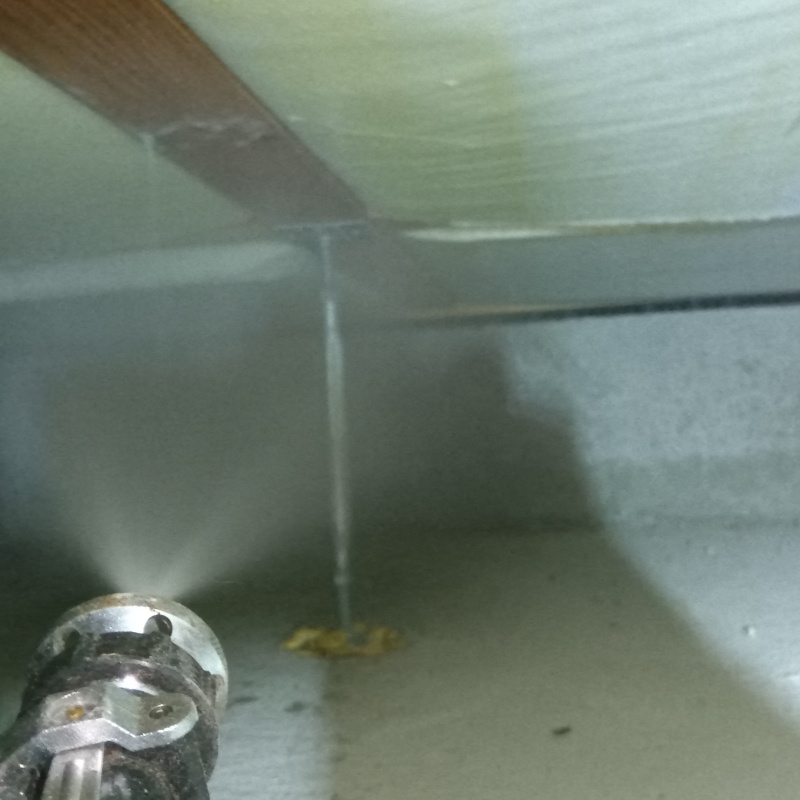 床下木材に防蟻剤を散布