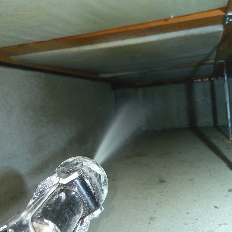 床下全体に防蟻剤を散布