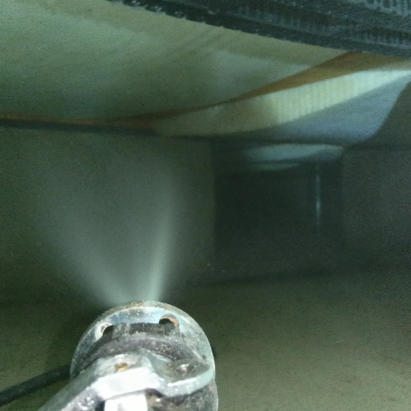 床下全体に防蟻剤を散布