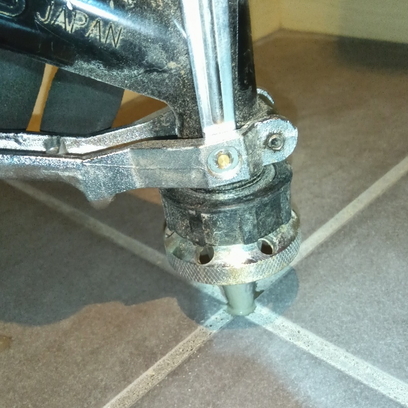 玄関床のタイルの目地から防蟻剤を注入