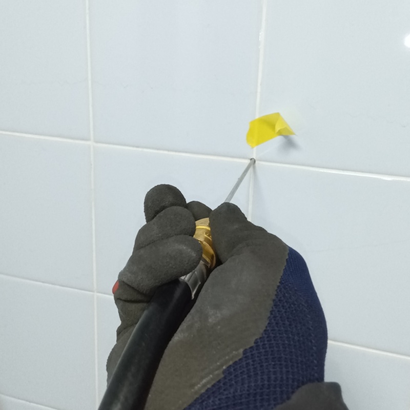 浴室壁のタイルの目地からシロアリ駆除剤を注入