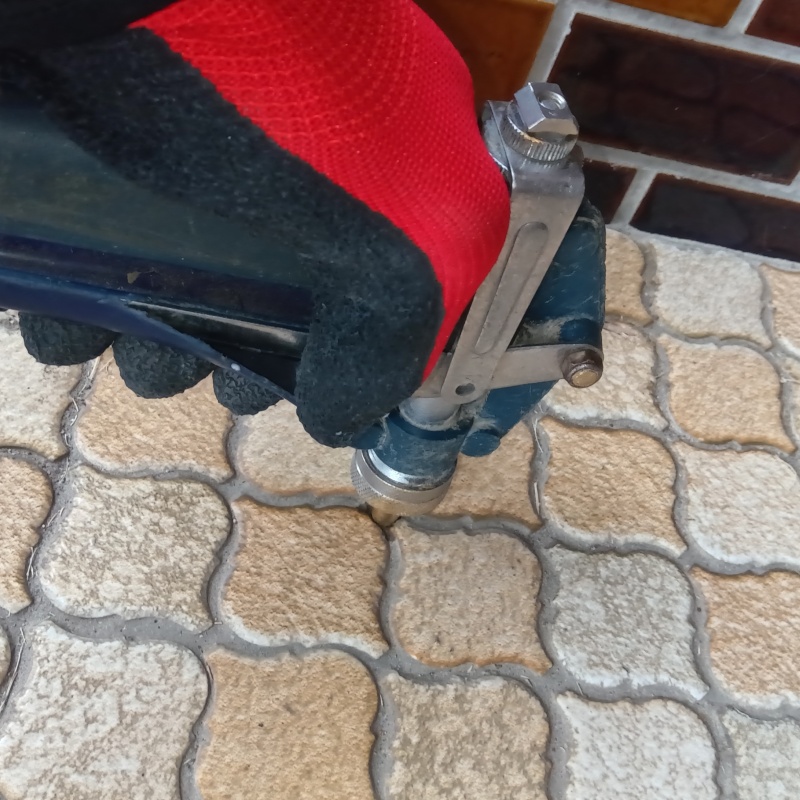 玄関床のタイルの目地からシロアリ駆除剤を注入