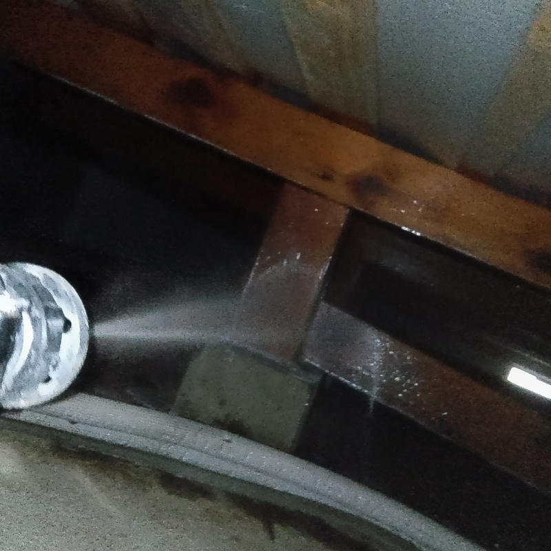 床下の木材に駆除剤を吹き付ける様子