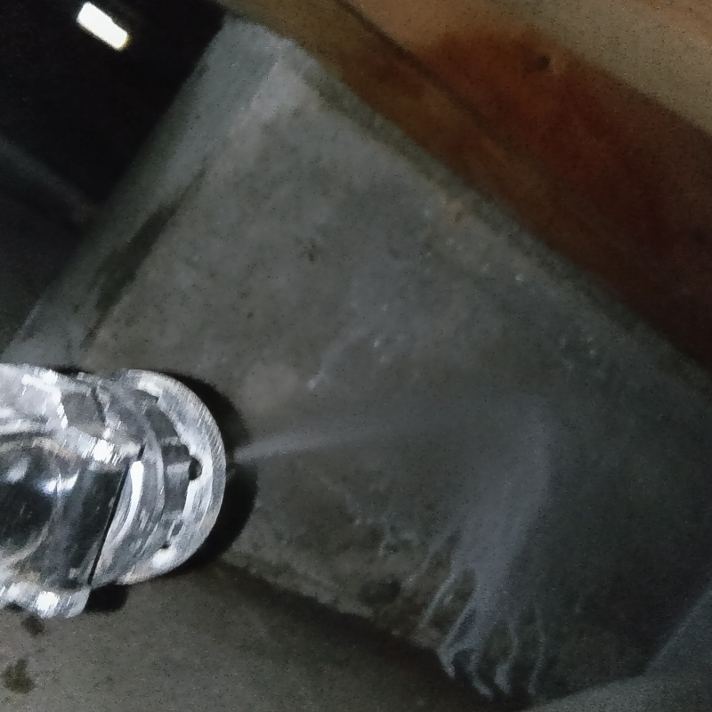 床下の基礎部分にシロアリ駆除剤を散布する様子