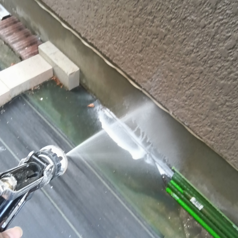 建物外壁にシロアリ駆除剤を散布