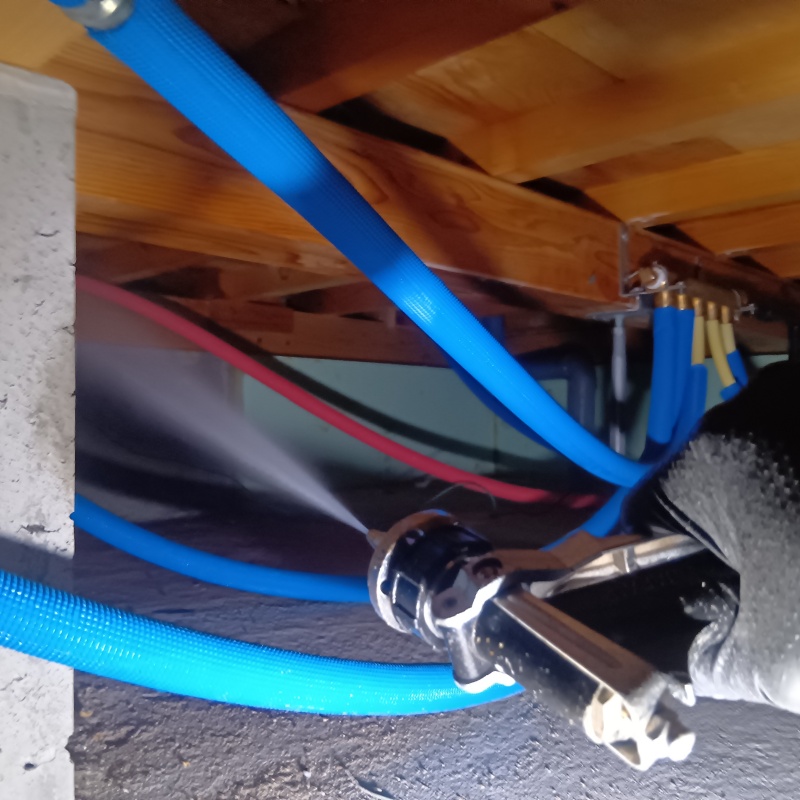 床下の木材に防蟻剤を散布