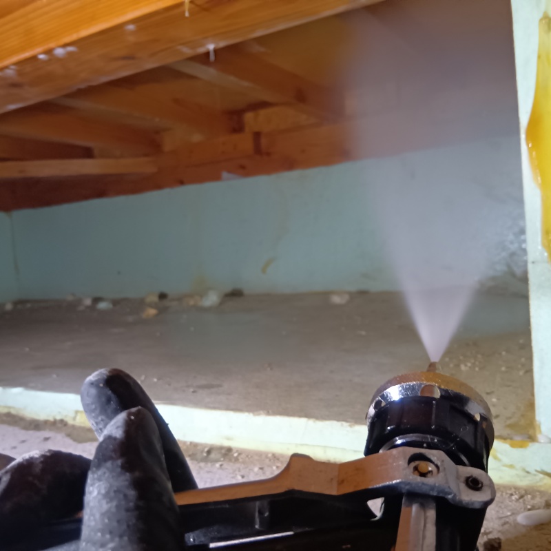 床下の木材に防蟻剤を散布