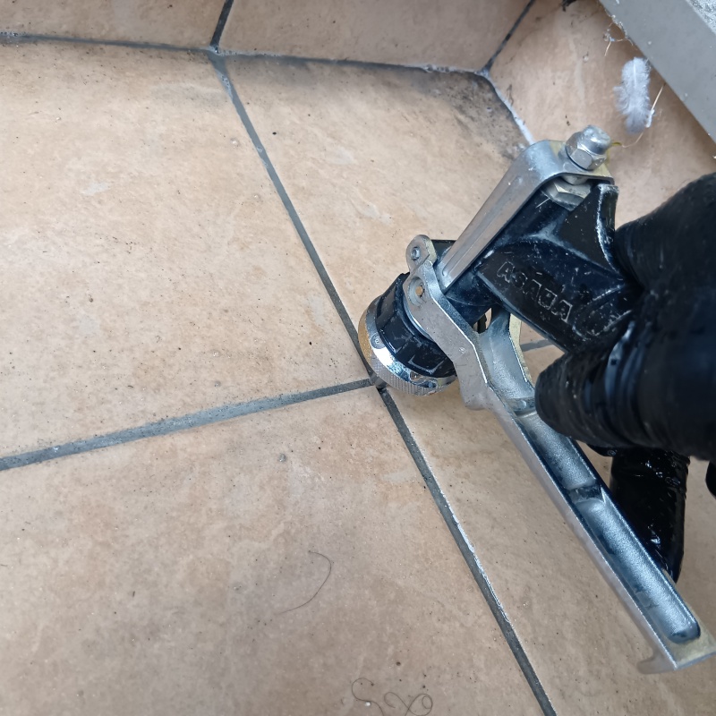 床に防蟻剤を注入