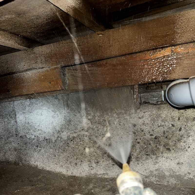 床下の木材にシロアリ駆除剤を散布