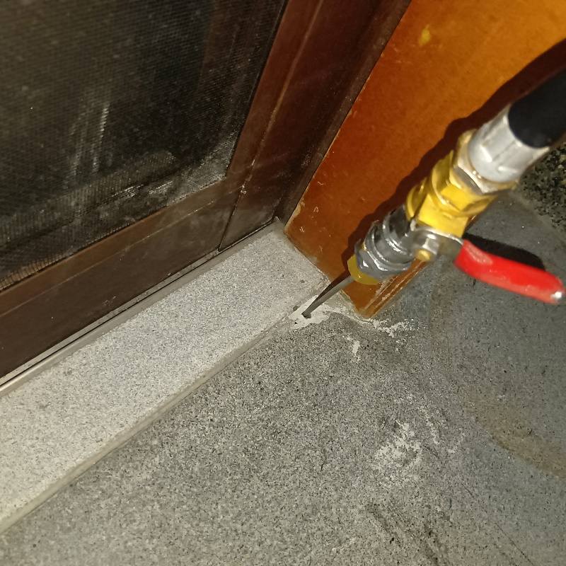 玄関床のコンクリートに穴を開けて防蟻剤を注入