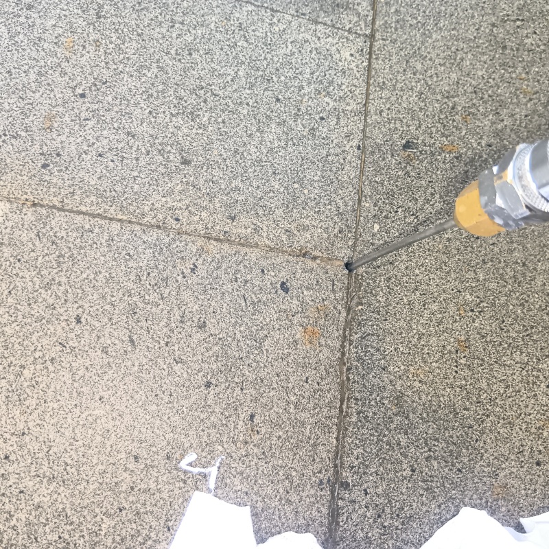 玄関先のタイルの目地から防蟻剤を注入